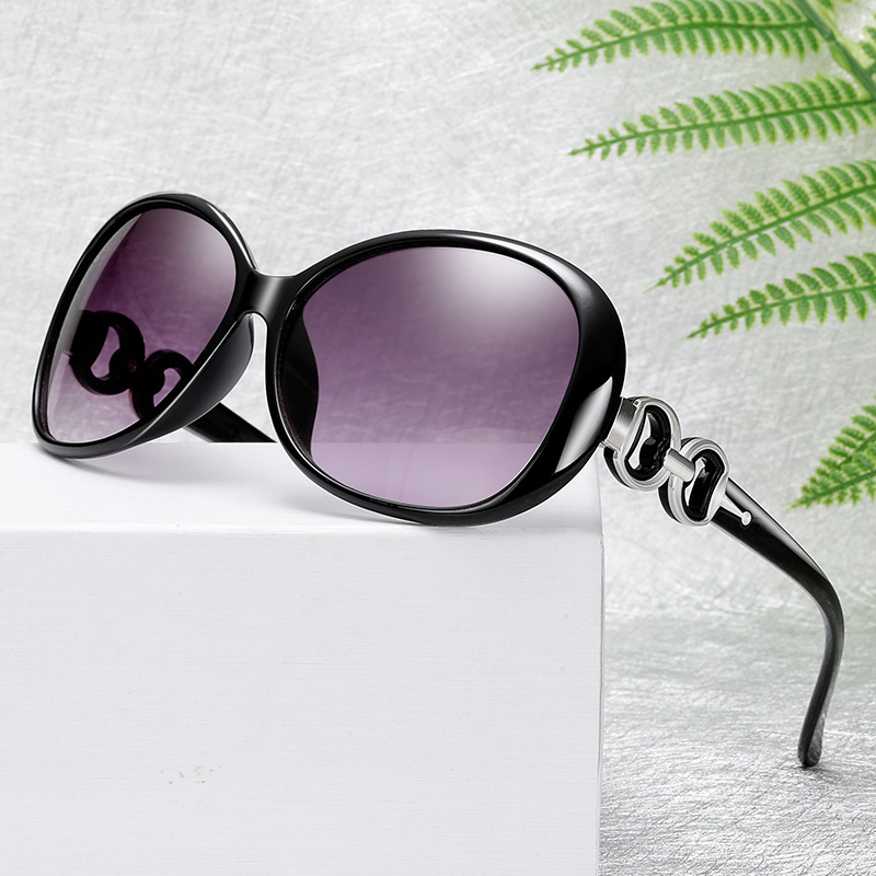 Klassieke ovale zonnebril van  - Designer Sunglasses recensie en prijs